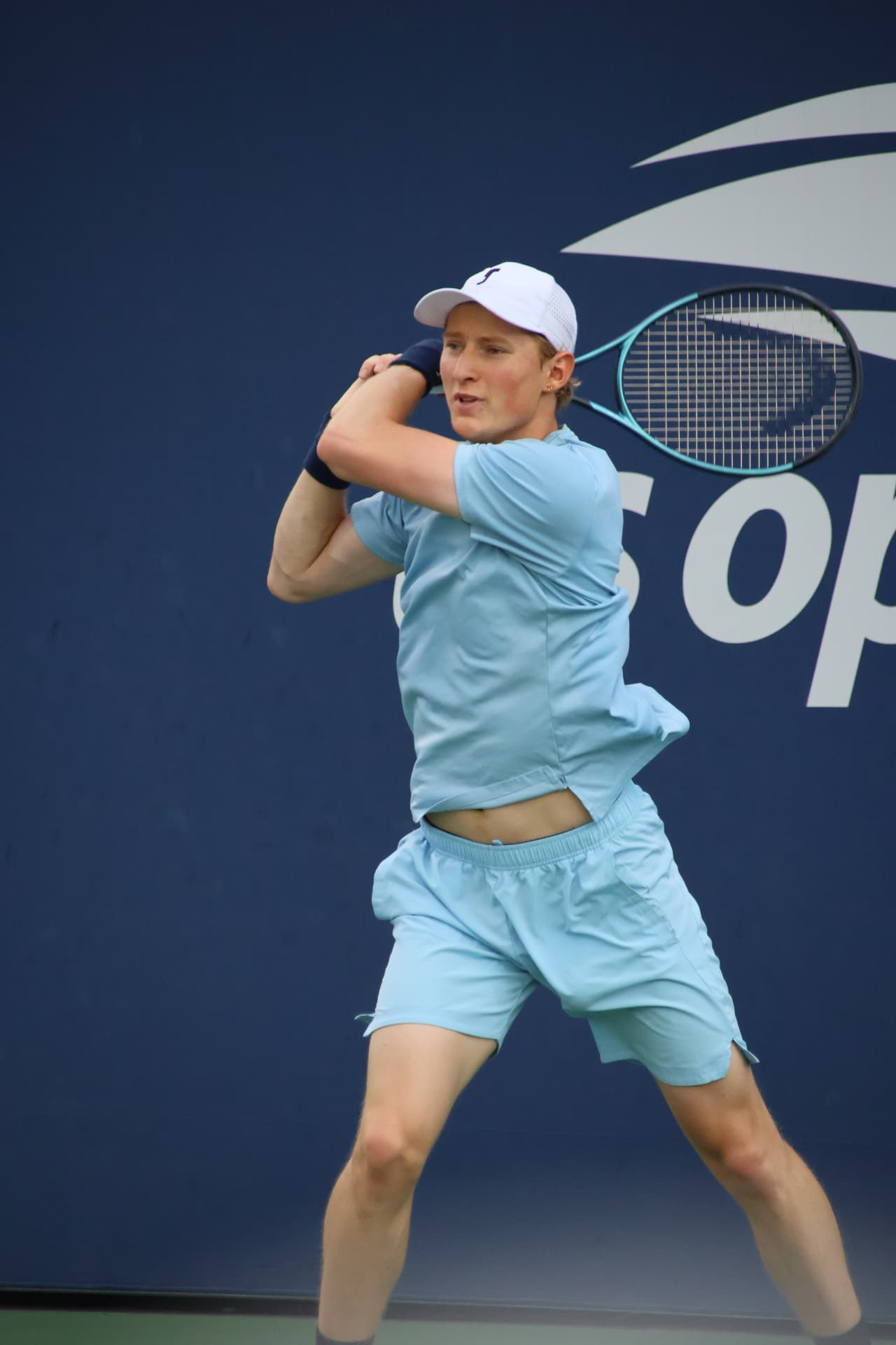 Elmer Møller slår en baghånd ved US Open